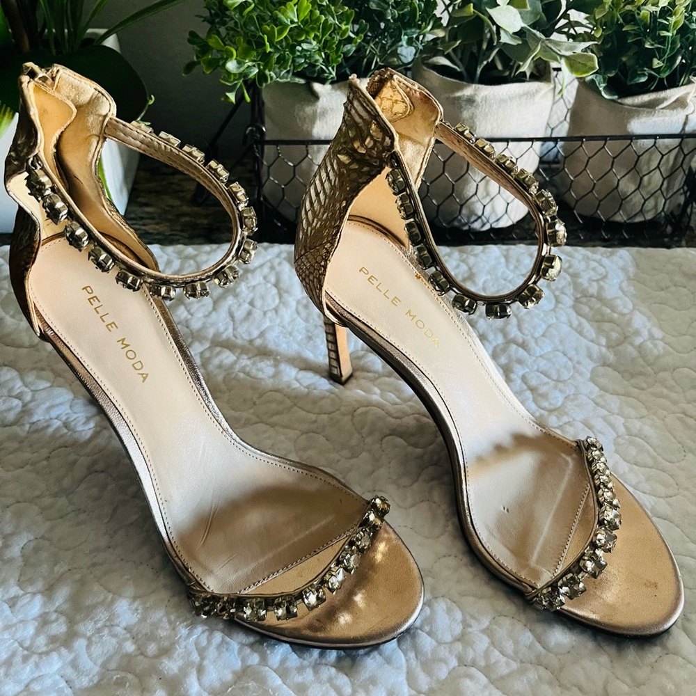 🌷🌸# 6 1/2 medium high gold shoes with stones.
